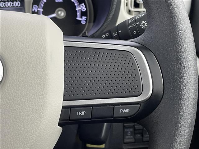 【ステアリングスイッチ】手元のボタンから、オーディオやナビなどの操作ができるので、よそ見をせずに安全に運転に集中できます！