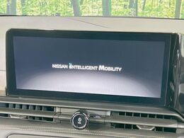 【メーカー純正12型ナビ】インテリアに溶け込むスタイリッシュな「専用設計」メーカーナビを装備♪視認性や操作性など基本性能にも優れ、より上質なカーライフをお楽しみいただけます