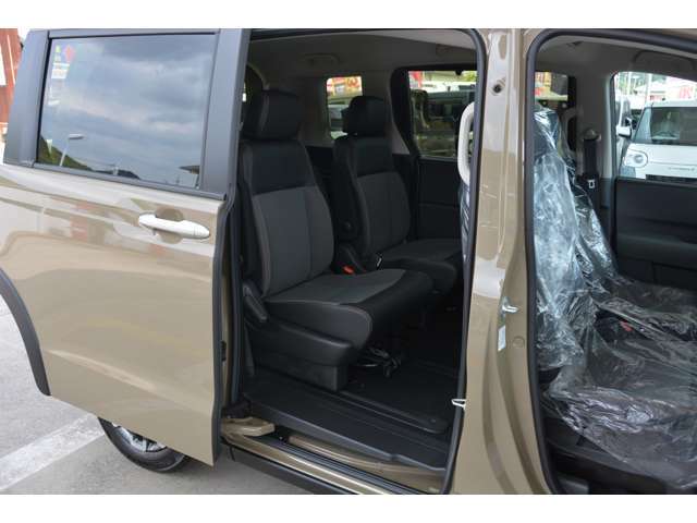 セカンドシートの足元もゆったり＾＾快適です♪　https：//carscafe-carbell.com　カーズカフェ公式ホームページもご覧ください。　「　カーズカフェ　」　で検索！