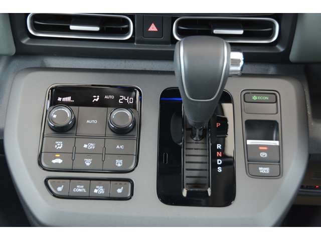 運転席、助手席にはシートヒーター付き！電子制御パーキングブレーキなので、スイッチを引くだけでパーキングブレーキが作動。アクセルを踏めば自動的に解除されます。