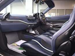 ◆レザーインテリア:Blu Sterling ◆シートストライプ ホワイトレザー仕上げ ◆カラードインナーディテール:White ◆スペシャルカラードステッチ:Bianco ◆ヘッドレスト跳馬刺繍:Bianco