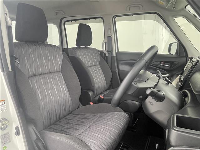 【運転席】座り心地が良いシートなので長時間の運転でも快適にお過ごしいただけます。新品のフロアマットのご注文も可能です。掲載箇所以外にご希望の写真がございましたらお気軽にお問い合わせ下さい。