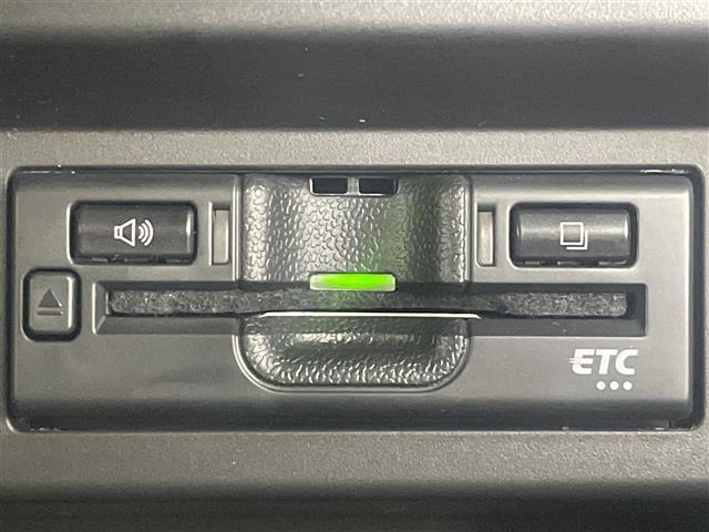 【ETC】有料道路を利用する際に料金所で停止することなく通過できる、ETC車載器（ノンストップ自動料金収受システム機器）が装備されています。セットアップを行うことで利用可能になります。