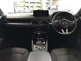 快適な室内空間が広がります。デザイン性と操作性を両立したインテリアでドライバーを飽きさせません☆