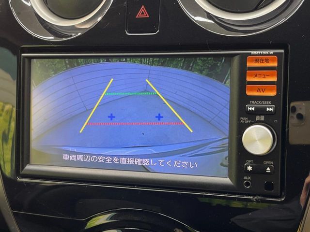 【バックカメラ】駐車時に後方がリアルタイム映像で確認できます。大型商業施設や立体駐車場での駐車時や、夜間のバック時に大活躍！運転スキルに関わらず、今や必須となった装備のひとつです！