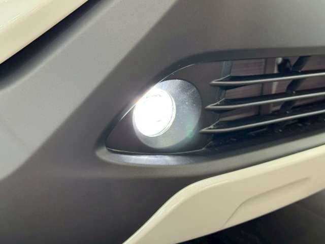 LED式フォグライト標準装備 暗い夜道や雨の霧の日の視界確保に効果を発揮します。Duxy可児店で上質なお車を！世界に一つのお車をご用意させていただきます。スタッフがお客様のご希望に沿ったお車を準備致します