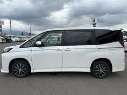 主な装備は、トヨタセーフティーセンス、カーナビ、バックモニター、ETC、エンジンスターター、ワンオーナー車、寒冷地仕様となっております。