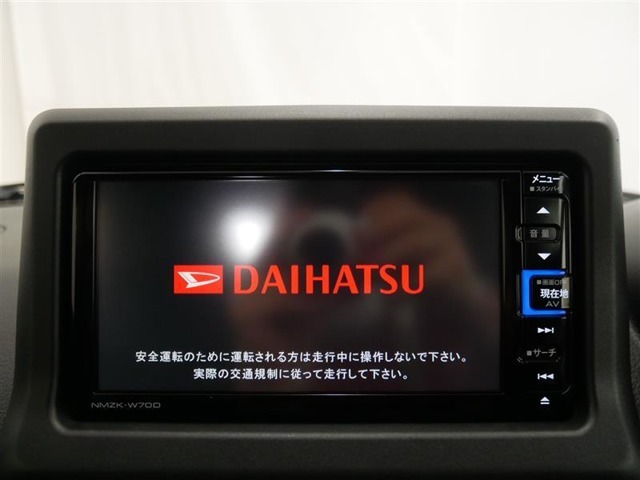純正ナビを装備。タッチパネル式で使いやすく、お出かけもラクラクです。