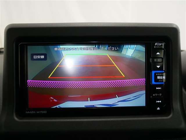 バックカメラが付いているので後方確認が非常にしやすいです。今や運転初心者も熟練者も必須装備！ついていて損はないですね♪