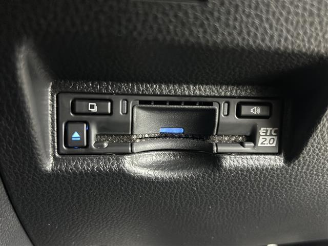 【ETC】有料道路を利用する際に料金所で停止することなく通過できる、ETC車載器（ノンストップ自動料金収受システム機器）が装備されています。セットアップを行うことで利用可能になります。
