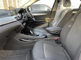 【助手席】きれいな助手席なので家族や友だちに乗ってもらっても安心です！新品のフロアマットのご注文も可能です。掲載箇所以外にご希望の写真がございましたらお気軽にお問い合わせ下さい。