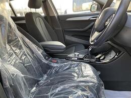 【運転席】座り心地が良いシートなので長時間の運転でも快適にお過ごしいただけます。新品のフロアマットのご注文も可能です。掲載箇所以外にご希望の写真がございましたらお気軽にお問い合わせ下さい。