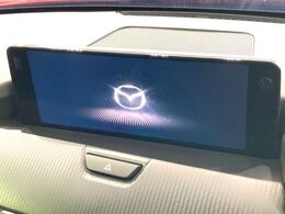 【10.25インチマツダコネクト】車内の雰囲気にマッチした大型ディスプレイ。スマホ接続でのナビ使用やBluetooth再生等、様々な機能が楽しめます。直感的なダイヤル操作が可能で、使い勝手も良好です。
