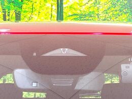 【スマートブレーキサポート】走行中に前方の車両等を認識し、衝突しそうな時は警報とブレーキで衝突回避と被害軽減をアシスト。より安全にドライブをお楽しみいただけます。