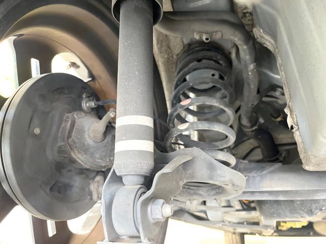 お車を安心してお乗りいただく為には、足回りの定期点検が欠かせません。サービスサポート（有償保証）では無料点検もご提供しており、安心のカーライフをお過ごしいただけるサポート体制が整っています。