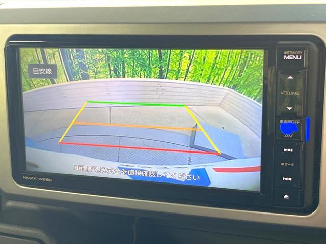 【バックカメラ】駐車時に後方がリアルタイム映像で確認できます。大型商業施設や立体駐車場での駐車時や、夜間のバック時に大活躍！運転スキルに関わらず、今や必須となった装備のひとつです！