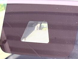 【スマートアシスト】走行中に前方の車両等を認識し、衝突しそうな時は警報とブレーキで衝突回避と被害軽減をアシスト。より安全にドライブをお楽しみいただけます。