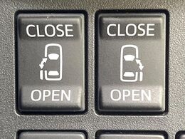 【両側パワースライドドア】スマートキーや運転席のスイッチで後席両側スライドドアの開閉が可能♪電動だから力を入れてドアを開ける必要が無く、小さなお子様でも簡単に開け閉めでき快適です♪