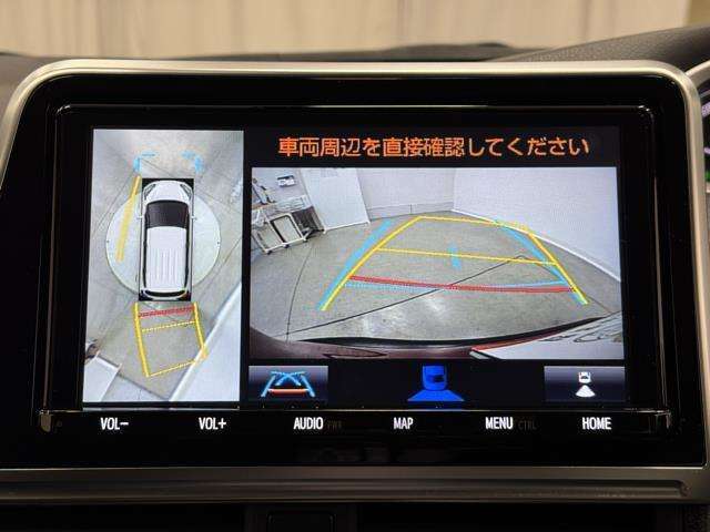 パノラミックビューモニターシステムが付いているので車の上から見た映像が確認できますよ。　一目で車両周辺の情報を確認できますが、直接安全をご確認下さい。