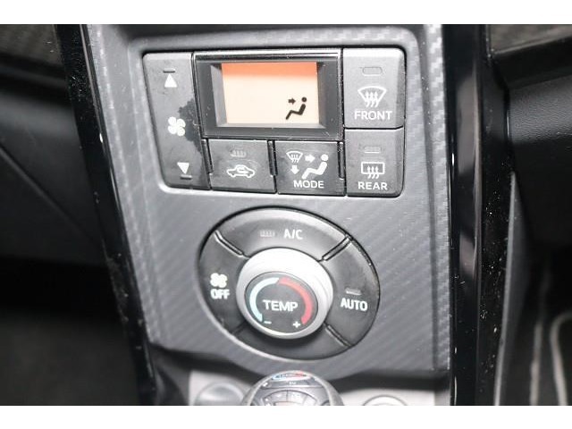 使いやすいレイアウトのエアコンスイッチです。操作もしやすく、車内の温度を快適にします。