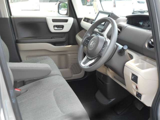 体が沈み込まないちょうどいい固さのシートなので、長時間の運転も疲れづらいんですよ♪足元もすっきりと広いです！