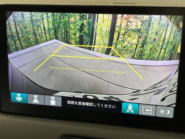 【バックカメラ】駐車時に後方がリアルタイム映像で確認できます。大型商業施設や立体駐車場での駐車時や、夜間のバック時に大活躍！運転スキルに関わらず、今や必須となった装備のひとつです！