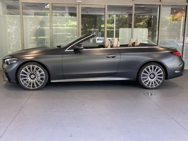 納車前整備はメーカー規定に基づき併設工場で入念に行います。メルセデス・ベンツ指定のツールと技術を用い、メーカーの研修を受けたメカニックがお客様のお車を整備いたします。神奈川運輸支局指定整備工場です。