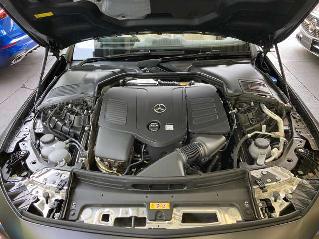 納車前整備はメーカー規定に基づき併設工場で入念に行います。メルセデス・ベンツ指定のツールと技術を用い、メーカーの研修を受けたメカニックがお客様のお車を整備いたします。神奈川運輸支局指定整備工場です。
