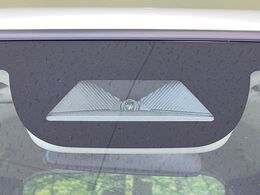 【ホンダセンシング】走行中に前方の車両等を認識し、衝突しそうな時は警報とブレーキで衝突回避と被害軽減をアシスト。より安全にドライブをお楽しみいただけます。