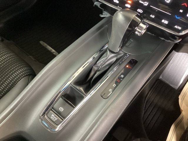 シンプルでとても使いやすいフロアシフトに、パーキングブレーキは、電子制御パーキングブレーキです。