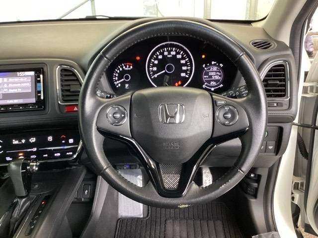 手になじむ感覚のステアリングです。さわり心地、デザイン性、操作性にこだわったアイテムです。