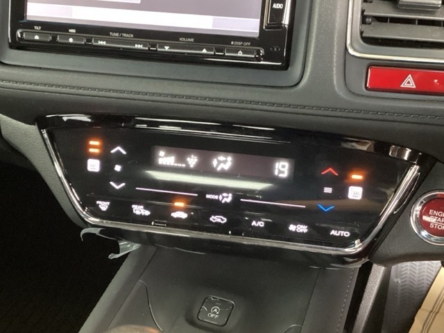 フルオートエアコンは希望の温度設定で風の温度も風量も自動調整で年中快適です。