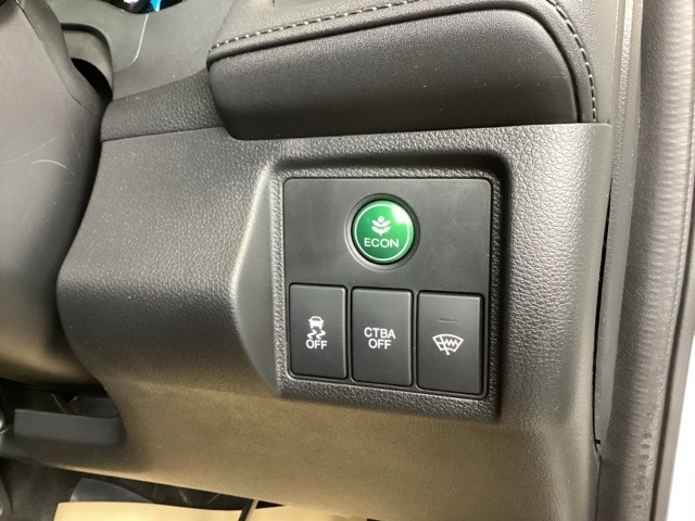 ECONスイッチ操作でエンジンやミッション、エアコンなどを総合的に制御、燃費をよくするようクルマが頑張ります。
