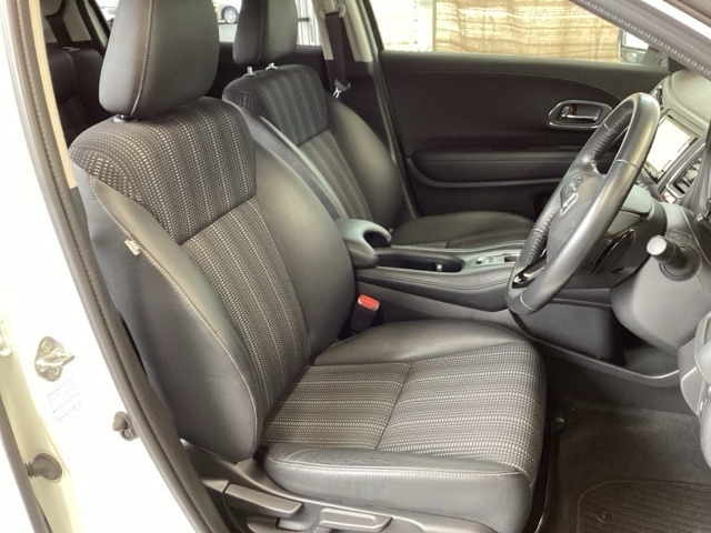 フロントはゆったり座れるセパレートシートです。