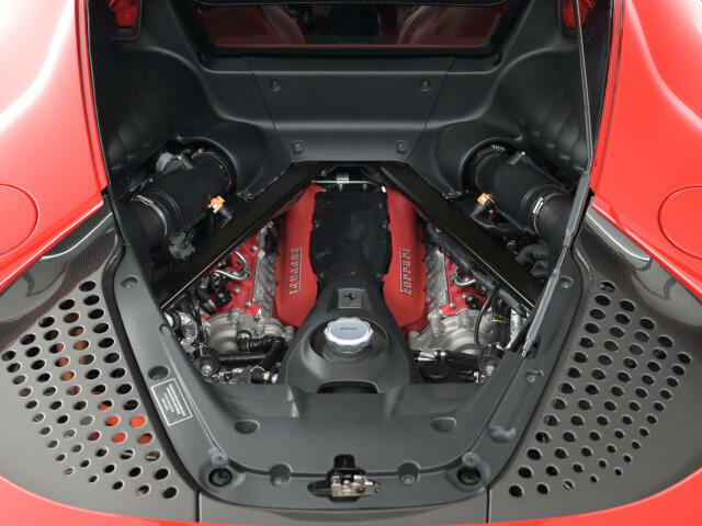 V8ツインターボプラグインハイブリッドになります。V8気筒歴代トップの出力になります。モーターで始動をするので、早朝時や深夜の始動も気にせずに発進できます。