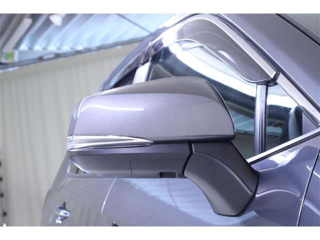 周りの車に、「ウインカー＆ハザード」を気付いてもらえる装備です。安全性とドレスアップを両立するうれしい装備です！