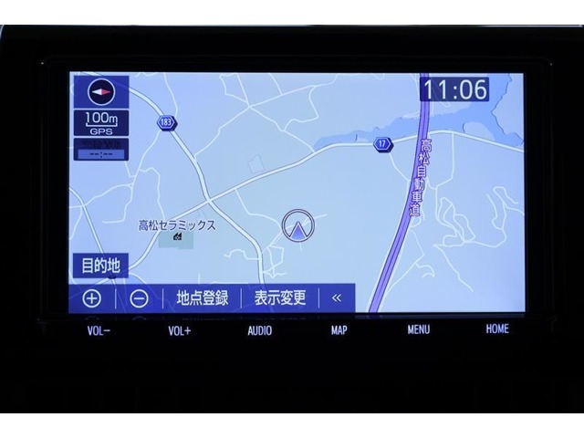 純正SDナビ付き。Bluetoothも付いていますし、フルセグでテレビも見れて、CD・DVDの再生もできます。品番NSZT-Y68T