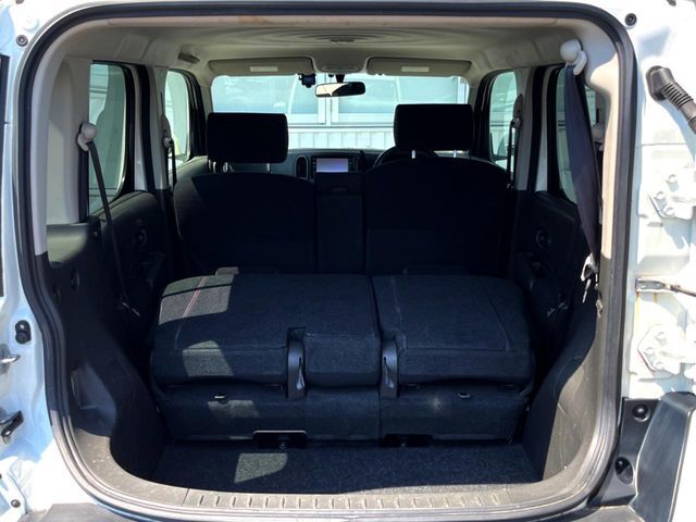普段のお買い物や通勤、送迎等に十分な荷室スペースを確保しております。セカンドシートを倒すと、大きな荷物の積載も可能です♪