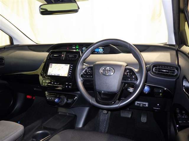 運転の際、常に目にする部分だけにシックで飽きのこないデザインが良いですね。