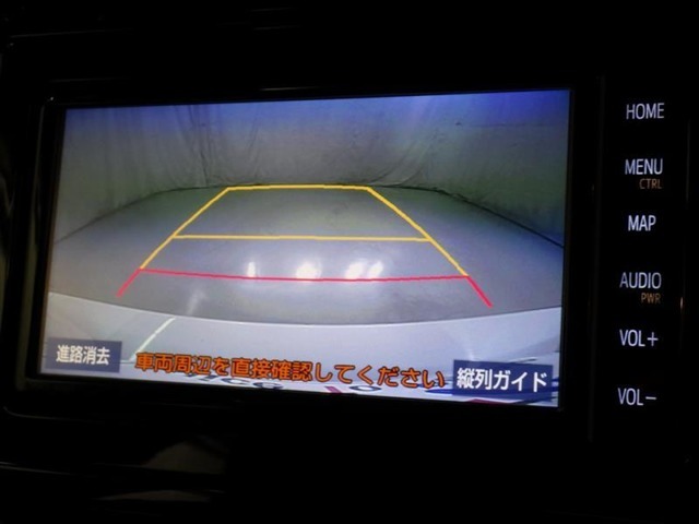 バックモニターも装備しております。バックギアに入れるとナビ画面に車の後方が映し出されます。これで後方確認も安心！