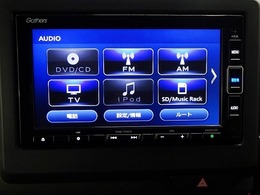 ホンダ純正ナビなのでダッシュボードにスッキリと収まっています。土地勘の無い所でも道に迷わず安心ですね！。AVも色々視聴でるのでドライブも楽しくなりますよ！