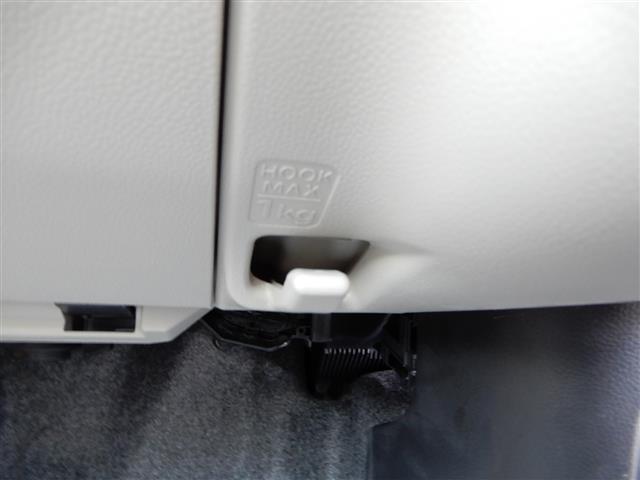 助手席の足元には、荷掛けフックがあるため、お買いも袋が転がる心配がなくなります！