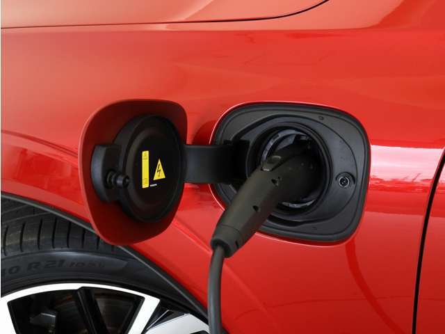 専用コードを接続するだけで簡単に充電が行えます。プラグインハイブリッドモデルRecharge PHEV T6 AWDは、走行中の充電のほか、自宅などに設置された充電機器からの充電が可能です。