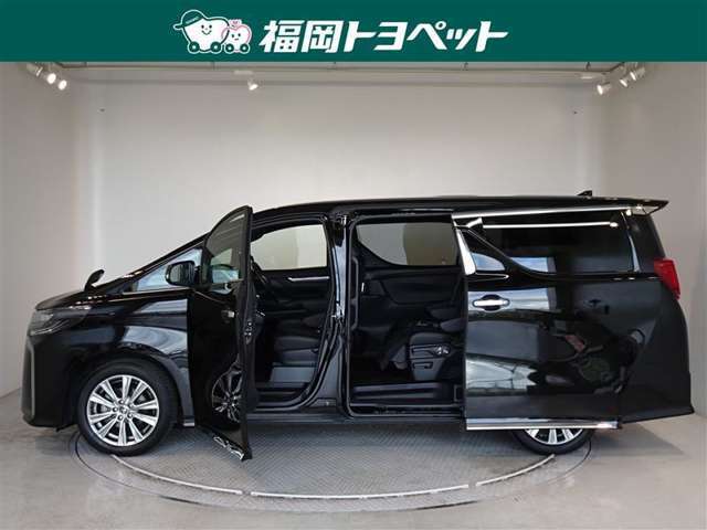 両側パワースライドドア付きだから、狭い駐車スペースなどでの 乗り降りラクラク！小さなお子さまのいるご家庭には嬉しい装備。