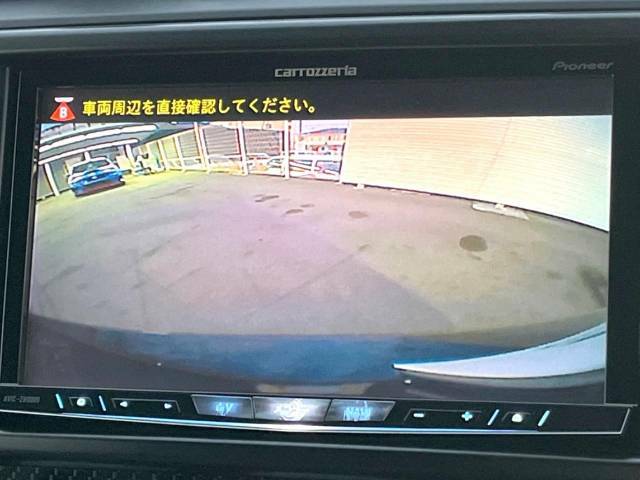 【バックカメラ】駐車時に後方がリアルタイム映像で確認できます。大型商業施設や立体駐車場での駐車時や、夜間のバック時に大活躍！運転スキルに関わらず、今や必須となった装備のひとつです！