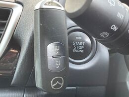 【アドバンストキー】カバンやポケットに入れたままでもドアの施錠・解錠が可能なスマートキーを装備。エンジンのオン・オフ時もカギを取り出す必要が無いからとっても便利です♪