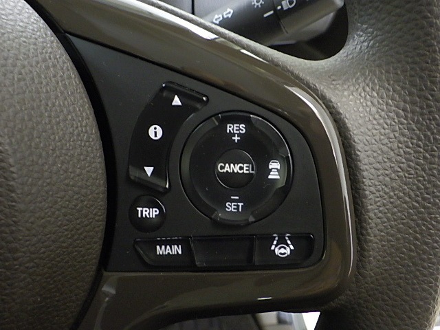【クルーズコントロール】アクセルペダルを踏まずに一定の車速で走行できますので、高速道路など加減速の少ない道で便利です♪長距離ドライブの疲れを軽減してくれる、嬉しい装備です。