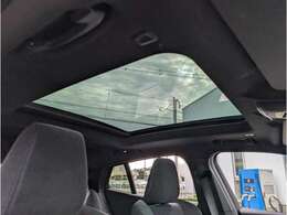 パノラマガラスサンルーフ付きで解放感申し分ありません。