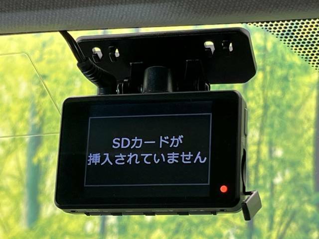 【ドライブレコーダー】安心・安全なカーライフに必須のドライブレコーダーを装備！走行中はもちろん、あおり運転や事故に遭遇した際の状況も映像で記録し、万一のリスクに備えます。