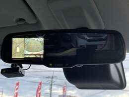 全周囲モニターはミラーに映るので、目線を動かさずに全周囲の死角を確認できます☆